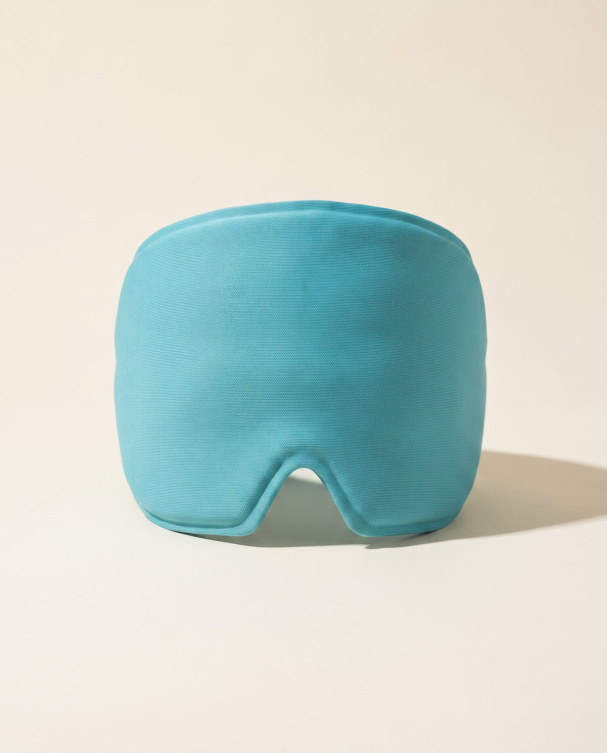 Gorro de gel para migraña AliviaCap en color azul turquesa, vista de estudio
