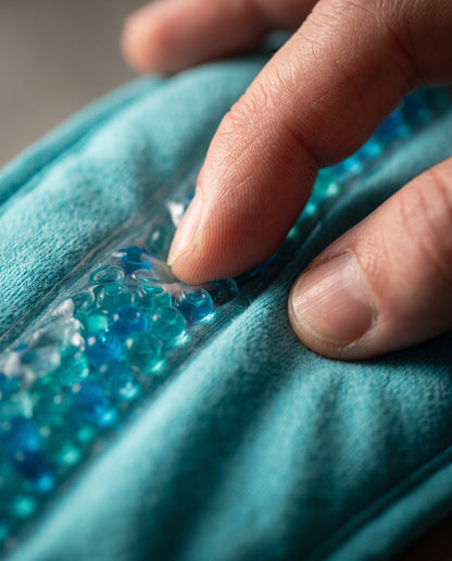 Textura del gel en perlas del gorro AliviaCap, detalle macro del interior flexible