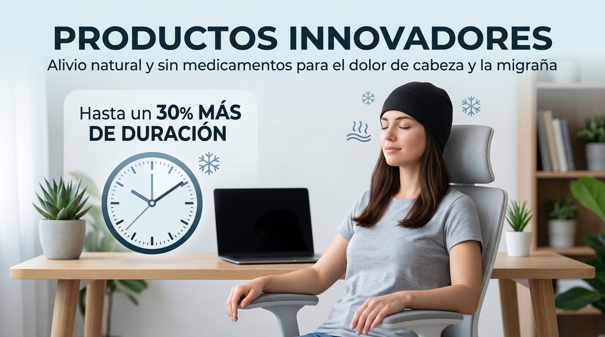 Mujer descansando en su escritorio con el gorro de gel negro — alivio natural sin medicamentos para el dolor de cabeza